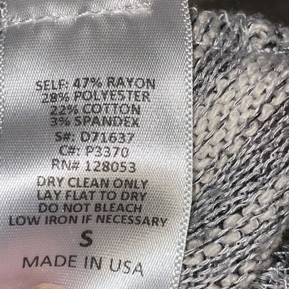 •POTTER'S POT•BLACK & WHITE STRIPED ASYMMETRICAL TASSEL HEM TOP SIZE SMALL - Picture 6 of 6